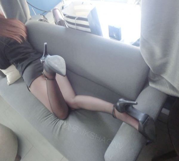 她唇之下免费观看电视剧